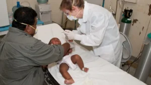 Exame clínico do abdômen e avaliação de edema em paciente pediátrico com glomerulonefrite pós-estreptocócica