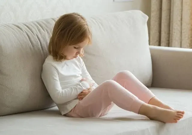 Ilustração médica detalhada do glomérulo renal destacando depósitos mesangiais de imunoglobulina A em paciente pediátrico com nefropatia por IgA.