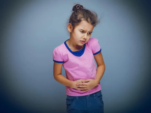Representação gráfica das vias inflamatórias intestinais e alvos terapêuticos na doença inflamatória intestinal pediátrica