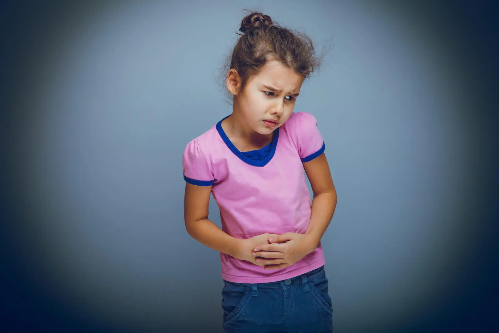 Representação gráfica das vias inflamatórias intestinais e alvos terapêuticos na doença inflamatória intestinal pediátrica