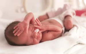 Ilustração esquemática do contínuo de cuidado Fetus to Five abrangendo equipe fetal-neonatal, NeuroNICU e ambulatório de seguimento THRIVE.