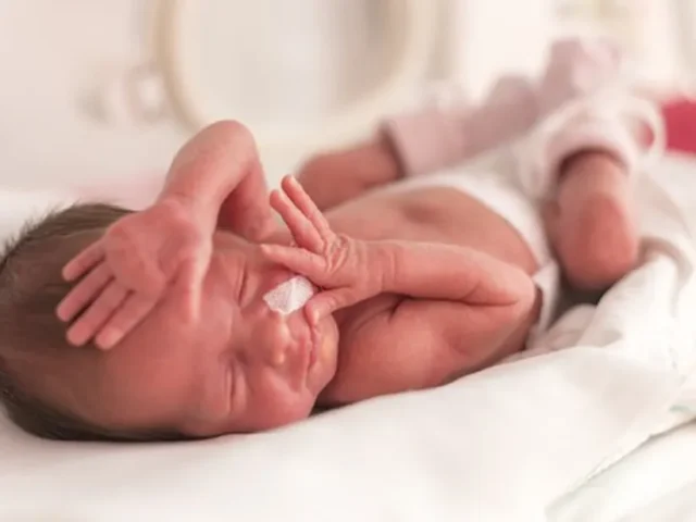 Ilustração esquemática do contínuo de cuidado Fetus to Five abrangendo equipe fetal-neonatal, NeuroNICU e ambulatório de seguimento THRIVE.