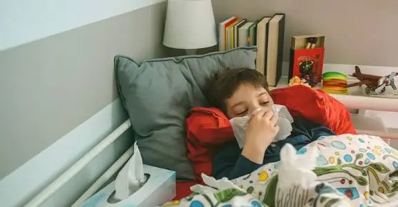 Infográfico ilustrando a frequência de sintomas e desfechos clínicos em lactentes com infecções respiratórias agudas.